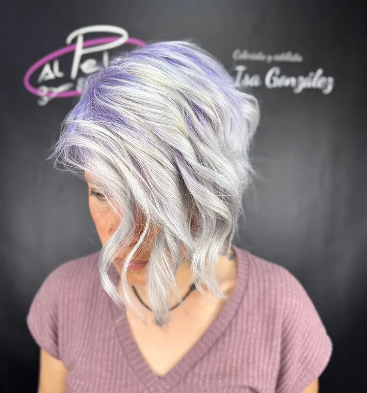 Melena platino con mechas lilas y ondas · Al Pelo Estilistas